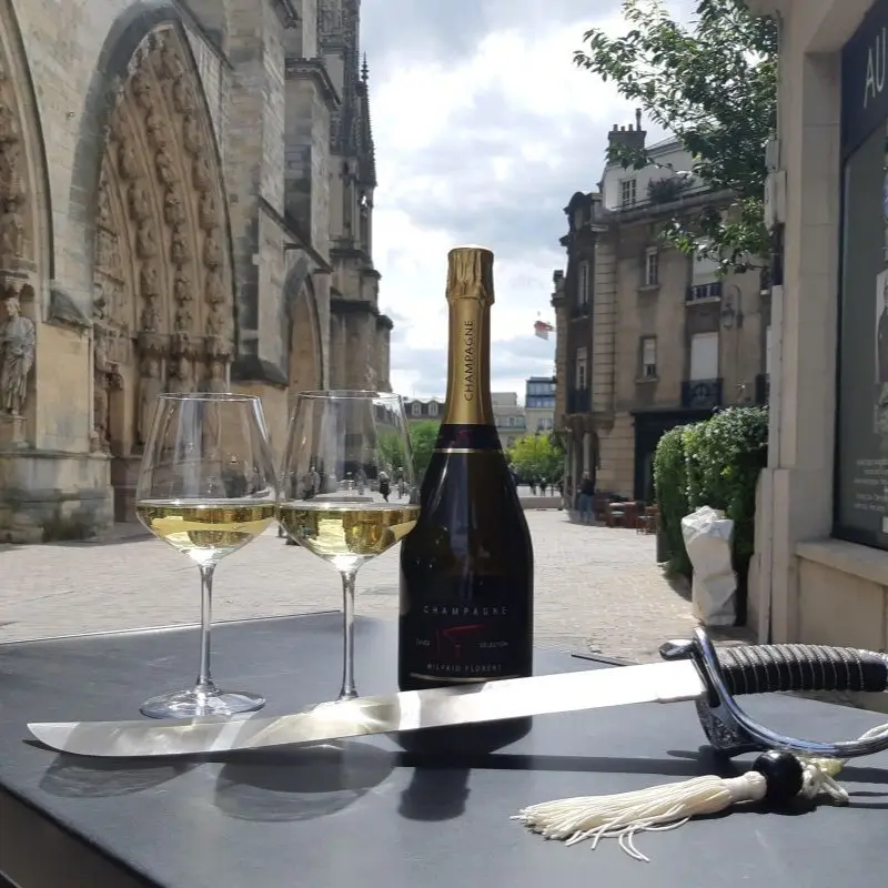 Initiation au sabrage de champagne à La H. Fab Experience